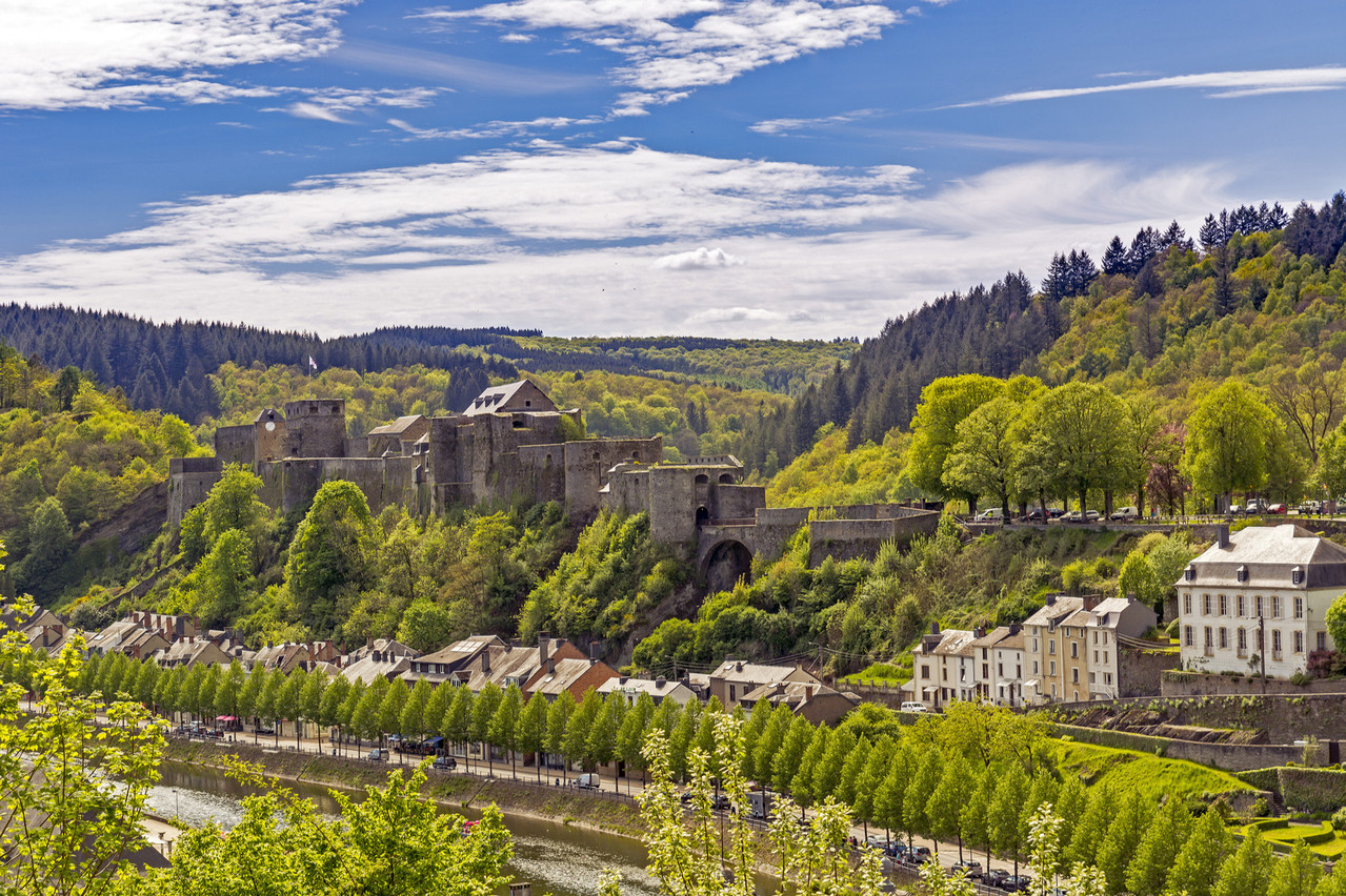 Installé sur trois éperons rocheux, le château domine la petite ville de Bouillon. (Photo: Shutterstock)