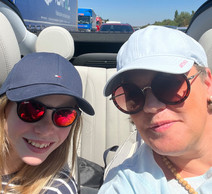 Alix, 13 ans, et sa maman Claudine à bord de Tony, une Fiat 500 électrique. (Claudine et Alix)