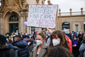 Les manifestants devant la gare. (Photo: Romain Gamba / Maison Moderne)