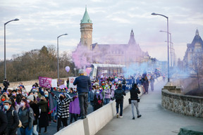Les manifestants sur le pont Adolphe. (Photo: Romain Gamba / Maison Moderne)