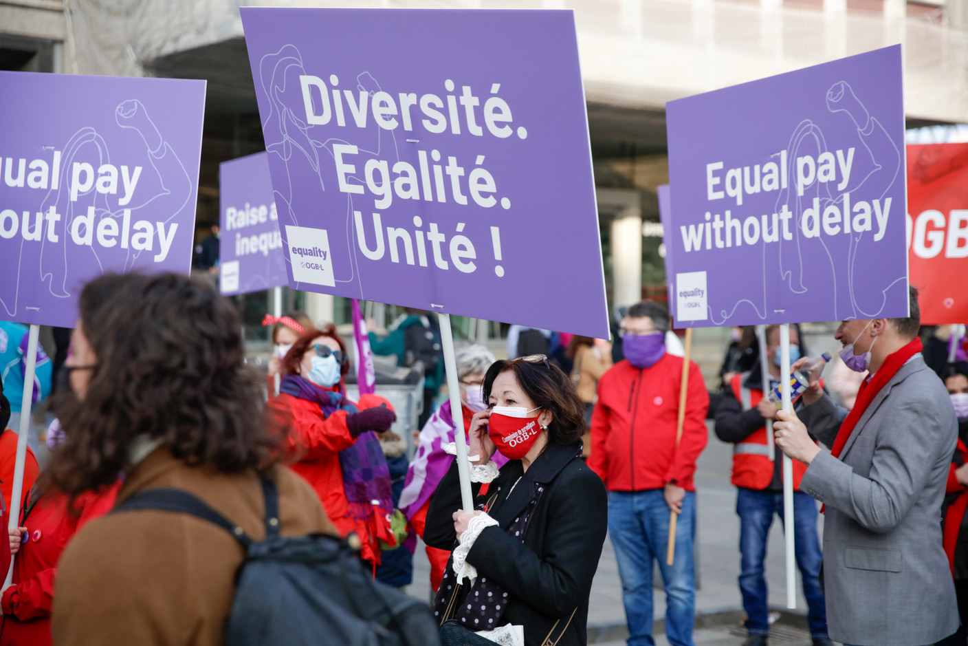 «Diversité, égalité, unité», «Equal pay without delay», quelques-uns des slogans que l’on pouvait lire sur les pancartes. (Photo: Romain Gamba / Maison Moderne)
