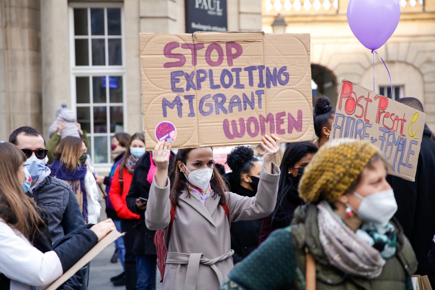 Des messages pour appeler à mettre fin à l’exploitation des migrantes. (Photo: Romain Gamba / Maison Moderne)