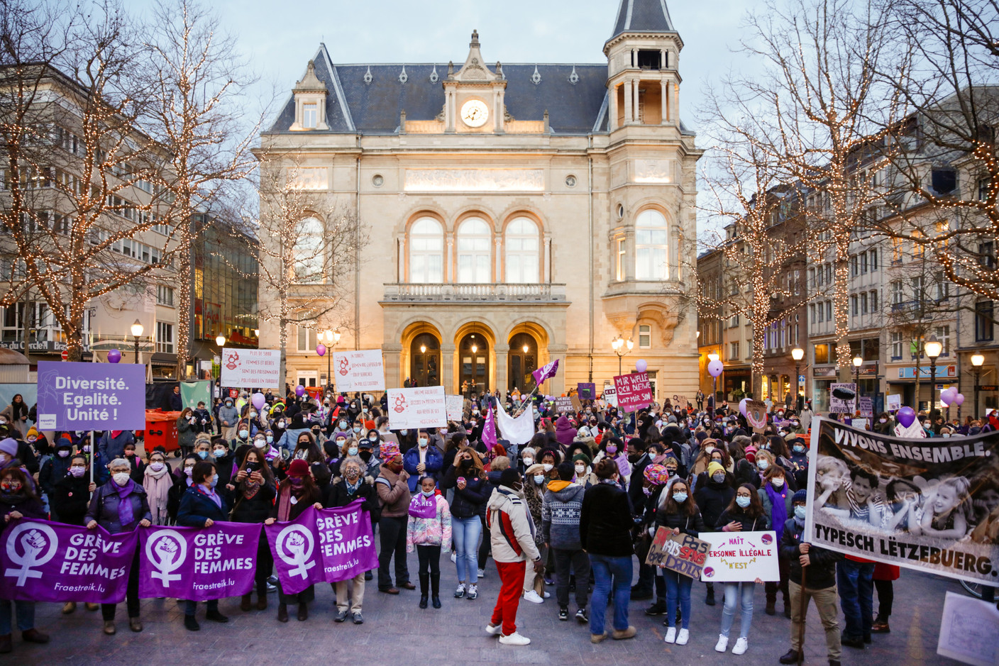 Les manifestants réunis place d’Armes, devant le Cercle Cité. (Photo: Romain Gamba / Maison Moderne)