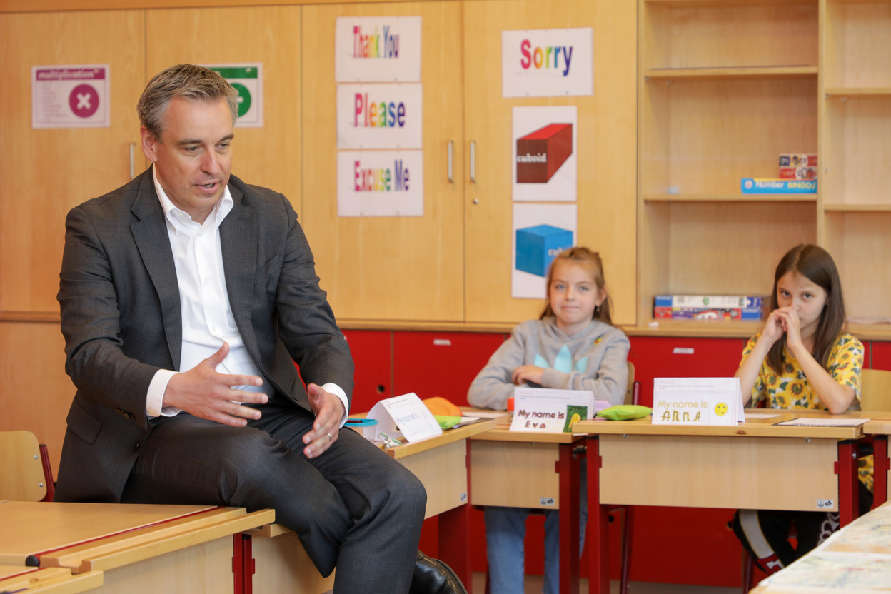 Claude Meisch, ministre de l’Éducation nationale, de l’Enfance et de la Jeunesse, en visite le 14 juin au lycée Lënster à Junglinster, qui accueille 159 élèves ukrainiens. (Photo: MENEJ/Luc Deflorenne)