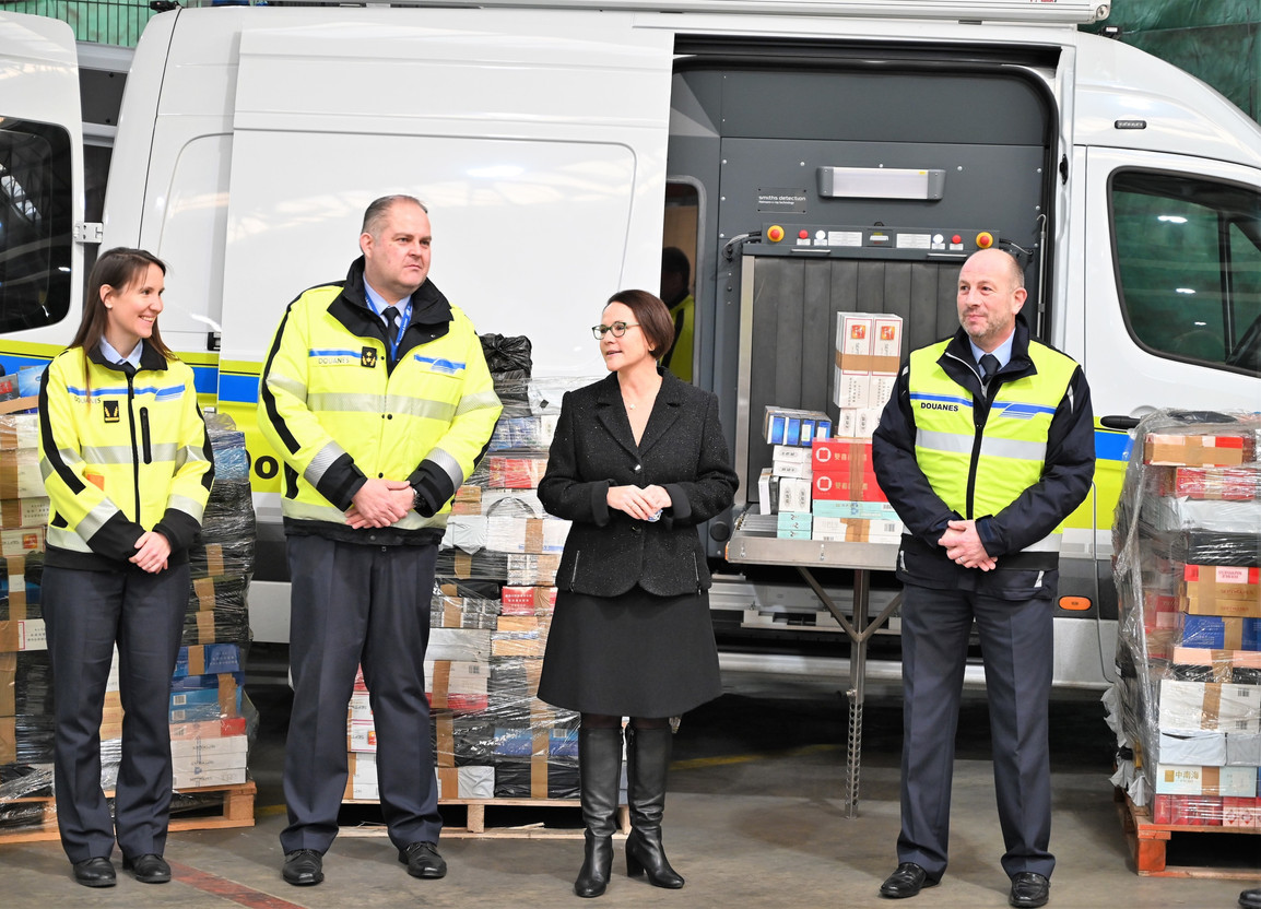 Finance minister Yuriko Backes (DP) with customs agents at Findel airport where the counterfeit cigarettes were found Photo:  Customs and Excise Agency