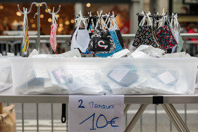 La traditionnelle Stater Braderie a bien lieu le 31 août 2020. Le masque y est vendu sous toutes les coutures. (Photo: Matic Zorman / Masion Moderne)