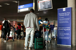 La période estivale a été marquée par une relative accalmie sur le plan sanitaire, permettant aux vacanciers de s’évader, malgré l’invitation à privilégier des «Vakanz Doheem». Au Findel, les passagers sont quand même invités à se faire dépister. (Photo: Matic Zorman / Maison Moderne)