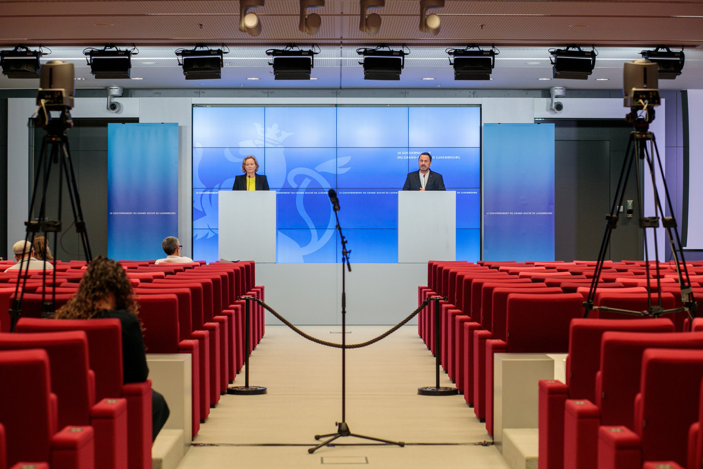 Comme ce 20 mai 2020, le pays vit depuis un an au rythme des conférences de presse du gouvernement. Face aux journalistes, il est question des restrictions, des aides, de la situation dans les hôpitaux… (Photo: Matic Zorman / Maison Moderne)