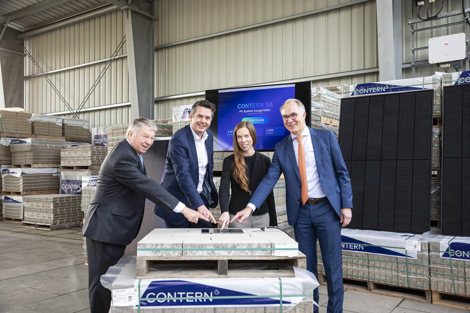 Lex Delles joined members of Contern to inaugurate the photovoltaic panels.  (Photo: 1111 Photography/Henri Collette)