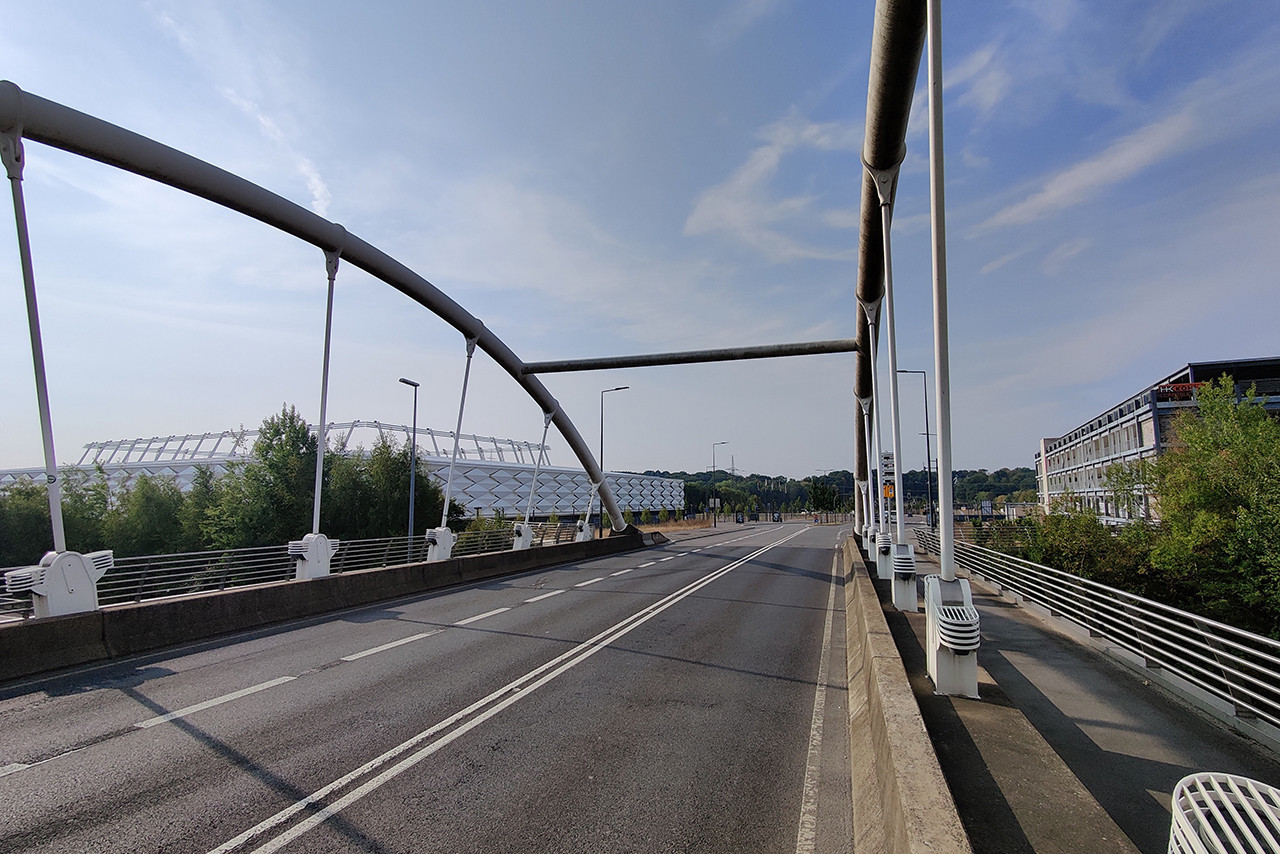 La route d’Esch depuis le pont enjambant l’A6 en août 2022. (Photo: Christophe Lemaire/Maison Moderne)