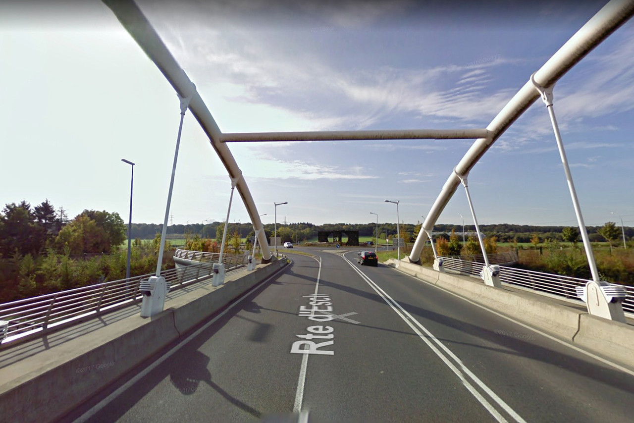 La route d’Esch depuis le pont enjambant l’A6 en octobre 2009. (Photo: Capture d’écran Google Maps Street View)