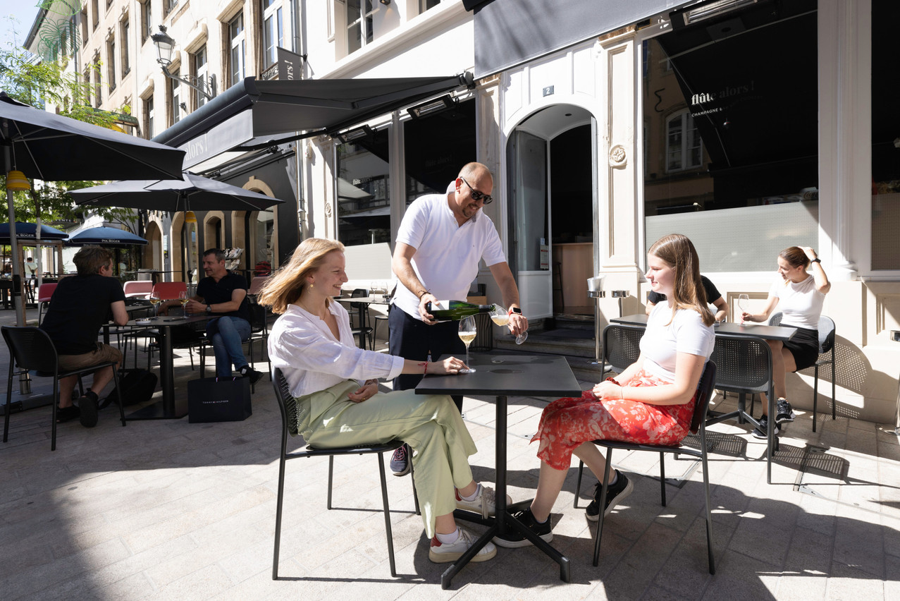 The terrace of Flûte Alors! is a nice and elegant combination of finely selected champagnes and a breathtaking view of the ballet of passers-by. Guy Wolff/Maison Moderne