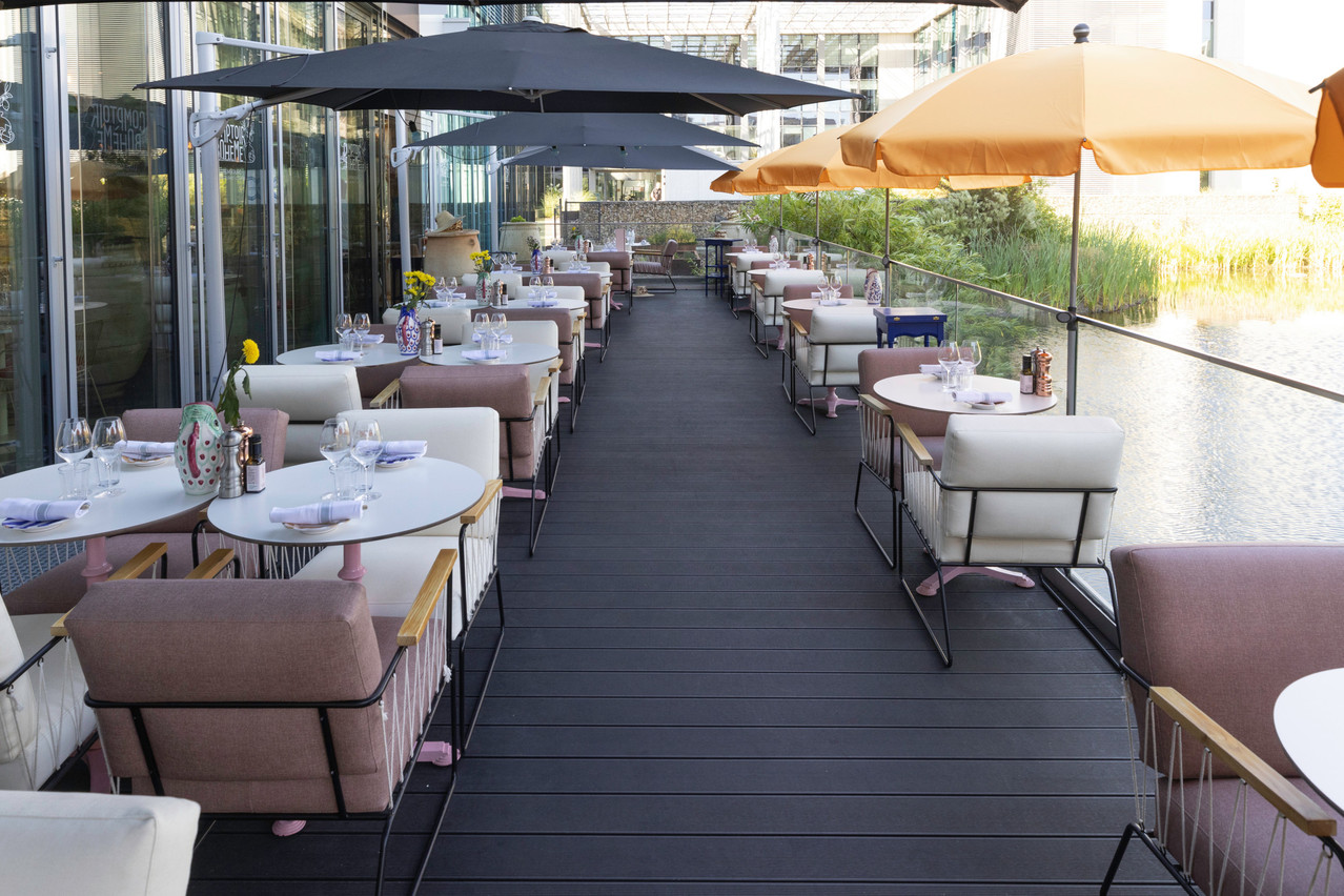 A beautiful terrace, combining design and delicacies on the waterfront, at the Cloche d'Or? Comptoir Bohème has done it. Guy Wolff/Maison Moderne