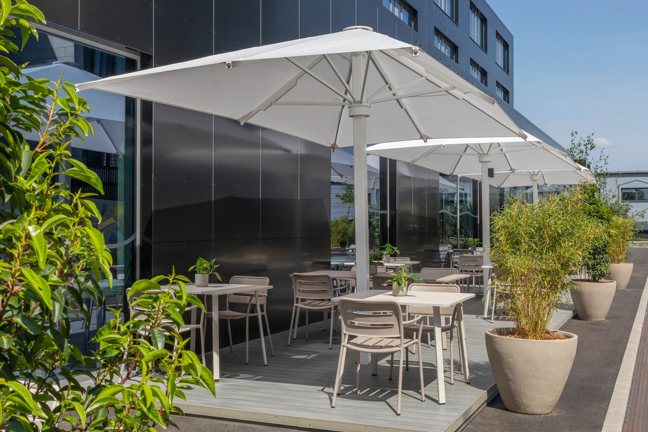 The terrace of the restaurant De Gaart, at the Innside by Meliá hotel in the Cloche d'Or, is not lacking in assets, with a quiet location, a beautiful street art fresco by Eric Mangen and a lot of freshness in the plates and glasses... Meliá Luxembourg