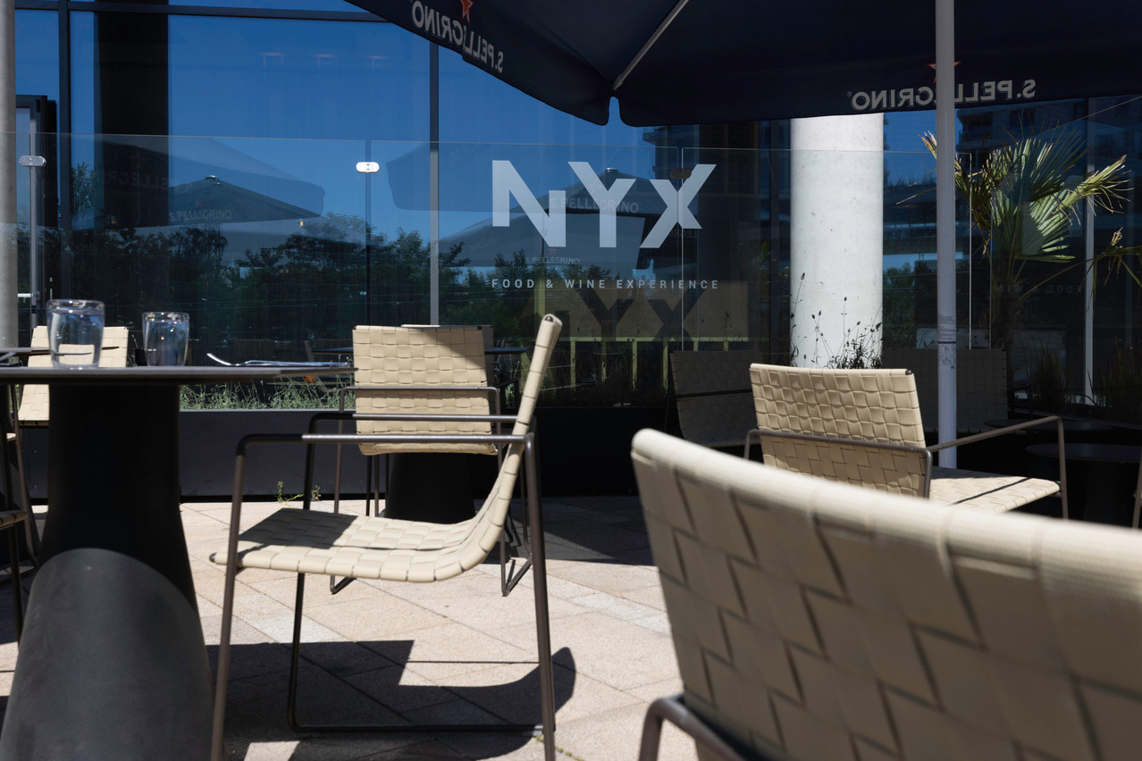 The terrace of NYX, in Esch-Belval, is a good place to have a quiet but delicious lunch, but also to have an afterwork with a Mediterranean touch... Guy Wolff/Maison Moderne