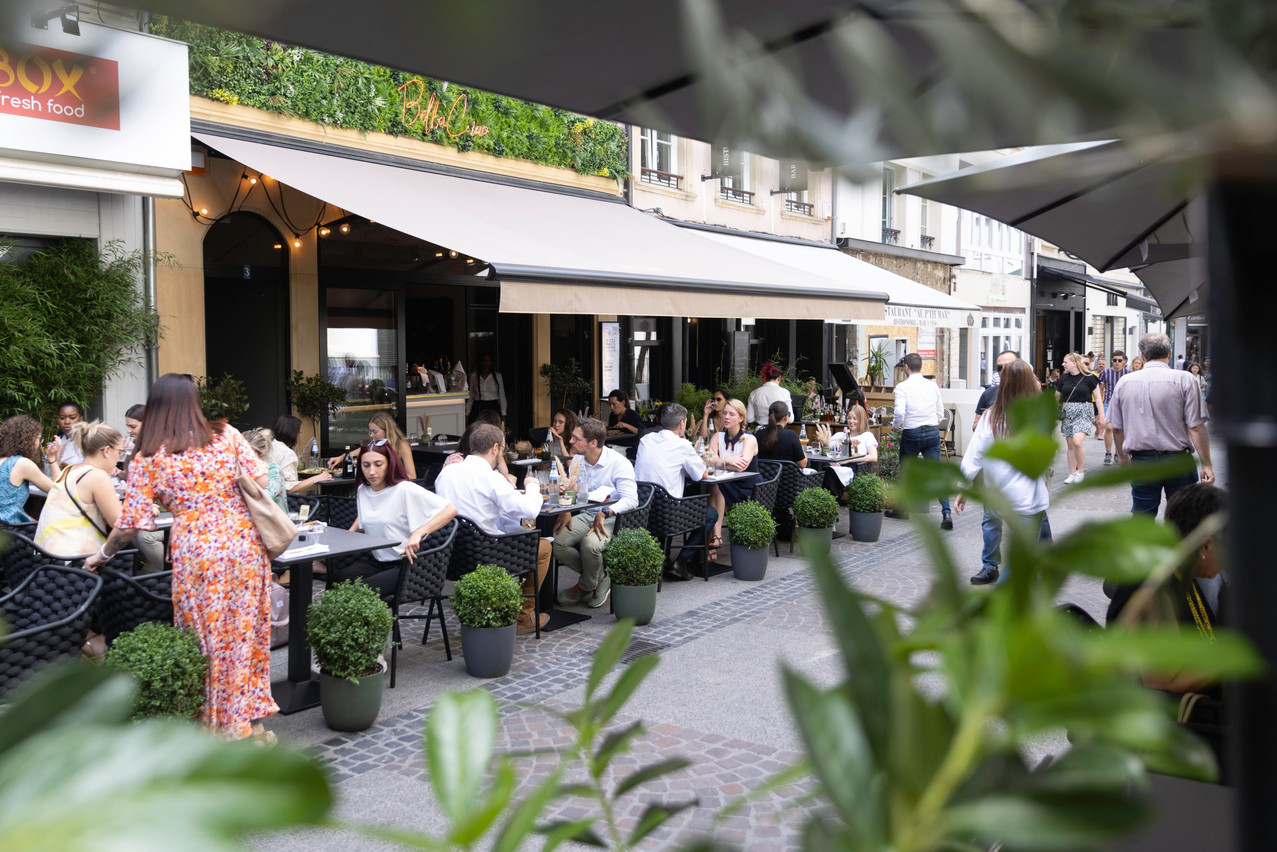 Le restaurant Bella Ciao des frères De Toffol est vite devenu le spot le plus branché de la place d’Armes, grâce notamment à une ouverture bien pensée début mai 2022… Guy Wolff/Maison Moderne