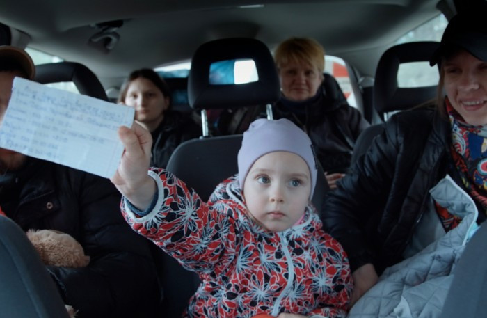 This year’s Cineast film festival has a special focus on Ukraine. The documentary “In the Rearview” (2023), directed by Maciek Hamela, follows a van evacuating people during the first days of Russia’s full-scale invasion of Ukraine. It will be shown on 5 October. Photo: In the Rearview