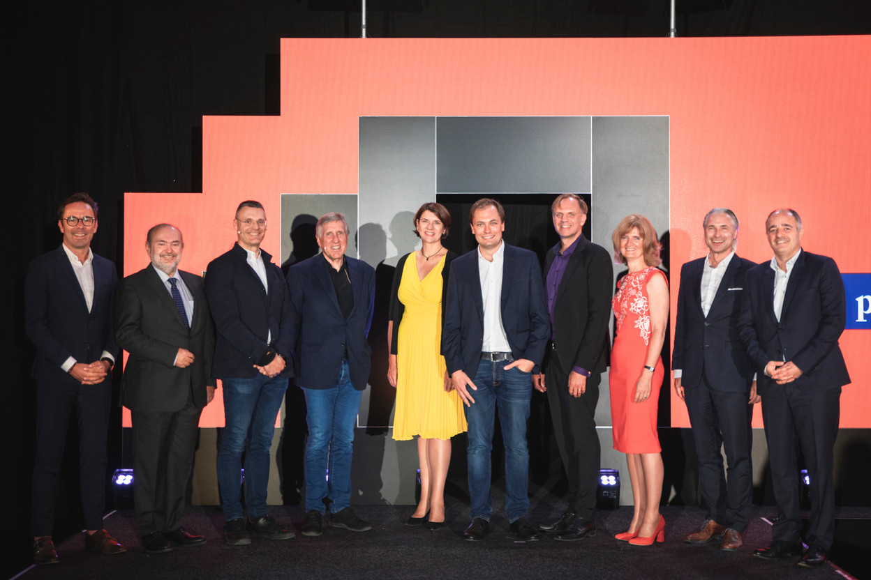 Jeroen Lissens (BMW), André Von Der Marck (Luxtram), Gilles Feith (Luxair), François Bausch (Ministre de la mobilité et des travaux publics), Vania Henry (Automobile Club du Luxembourg), François Benoy (Chambre des Députés, dei Greng), Thomas Kallstenius (List), Anne Sophie Preud'homme (PWC), René Steinhaus (Lux Airport) et Patrick Goldschmidt (VDL) (Photo: Simon Verjus/Maison Moderne)