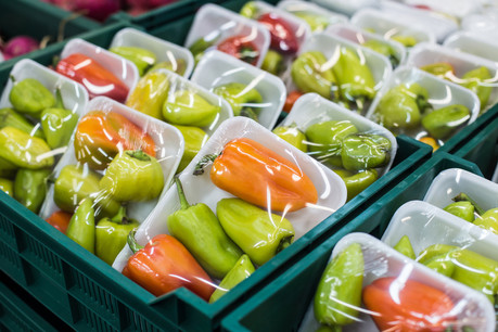 Parmi les 11 nouvelles pétitions ouvertes à la signature, l’une d’entre elles réclame l’interdiction des emballages plastiques pour les fruits et légumes. (Photo: Shutterstock)