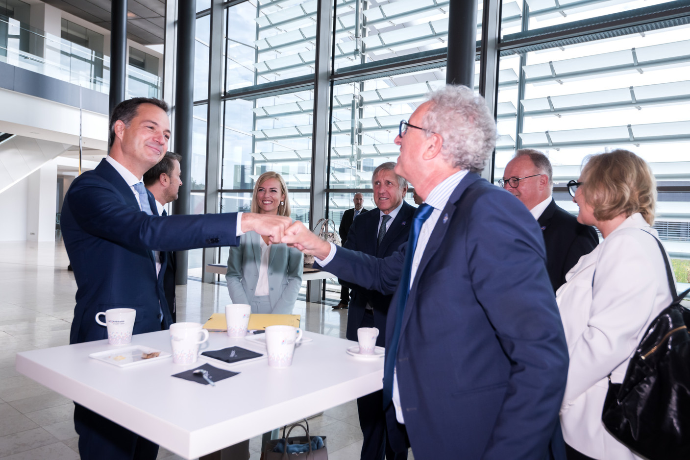Le Premier ministre belge Alexander de Croo salue Pierre Gramegna, le ministre luxembourgeois des Finances. (Photo: Nader Ghavami)