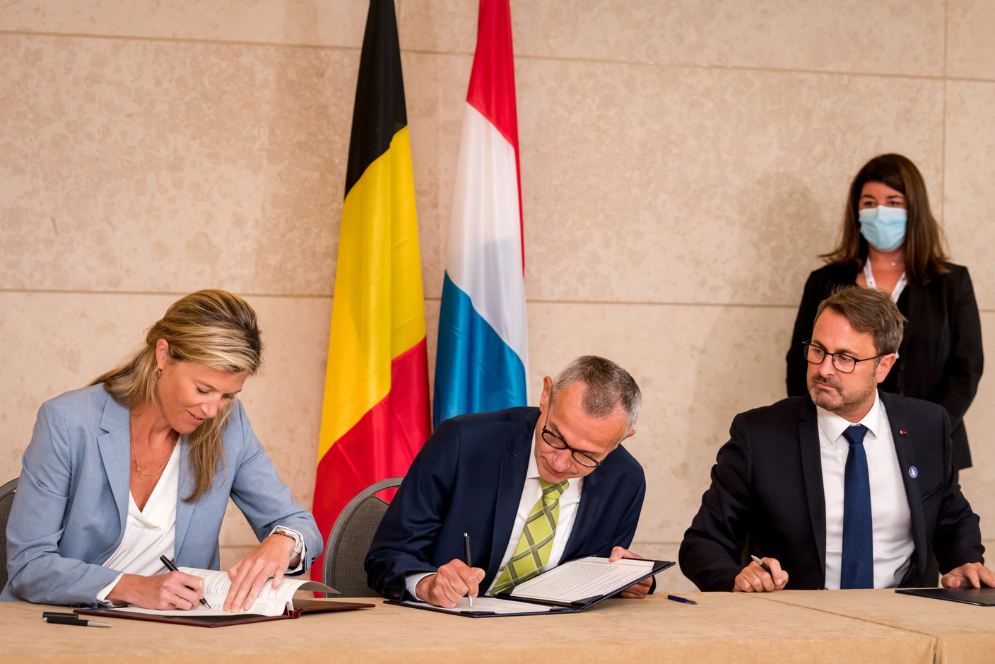 Signature d’une déclaration commune sur la coopération en matière de gestion de crise, avec Annelies Verlinden, ministre de l’Intérieur, et Frank Vandenbroucke, ministre de la Santé publique. (Photo: Nader Ghavami)