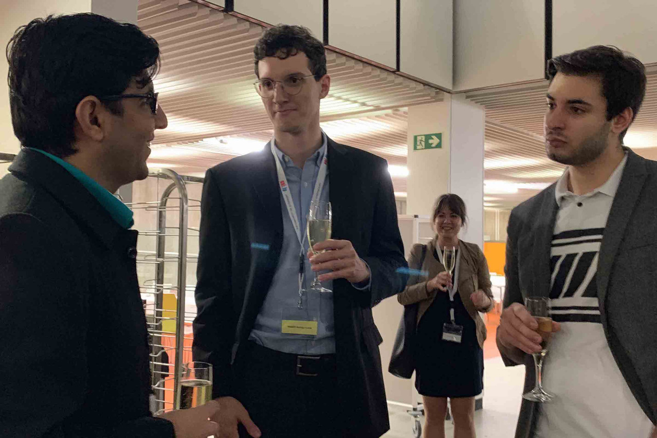Après les discours d’introduction et la visite du laboratoire lunaire, les étudiants ont commencé à apprendre à se connaître autour d’un verre. (Photo: Paperjam)