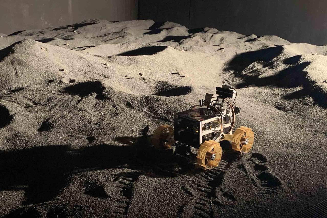 Le rover d’iSpace, dans le tout nouveau laboratoire lunaire de l’Université du Luxembourg. (Photo: Paperjam)