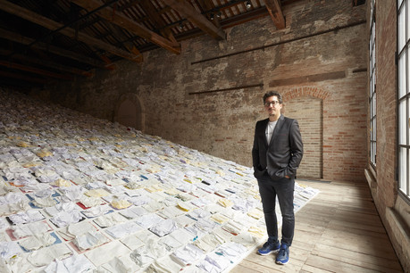 Marco Godinho devant son œuvre «Written by Water» présentée à la Biennale d’art de Venise. (Photo: Luke A.Walker)