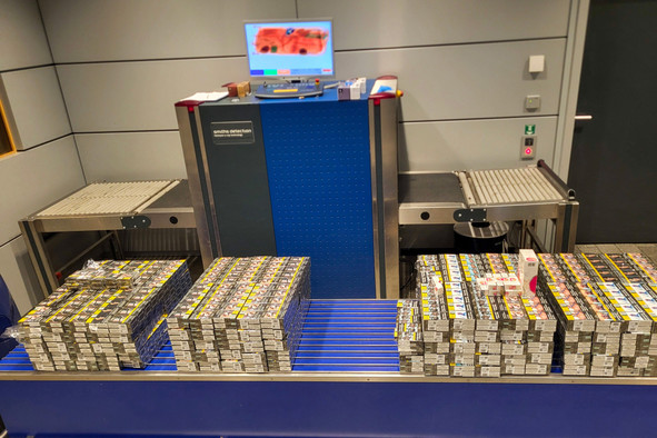 Six valises remplies de 122.418 cigarettes ont été interceptées au Findel. La cargaison, acheminée via Varsovie pour masquer son origine, devait vraisemblablement rejoindre Bordeaux. (Photo: Administration des douanes et accises)
