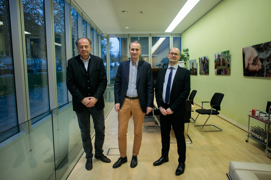 From left to right: Christian Dominique, vice president; David Claus, president; and Éric Guerrier, vice president of the Depositary Banking Cluster, which is part of the Luxembourg Bankers’ Association (ABBL). Photo: Matic Zorman/Maison Moderne