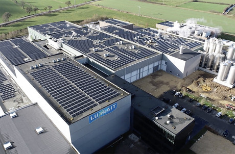 Le toit de l’usine de Luxlait a accueilli un total de 5.391 panneaux photovoltaïques. (Photo: Luxlait)