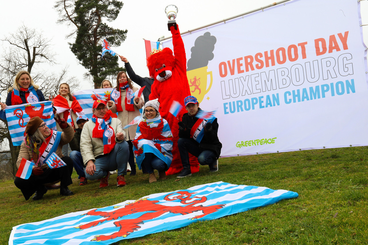 «Chaque année, le Luxembourg se distingue tout particulièrement en devenant champion d’Europe et – même! – deuxième au niveau mondial», ironise Greenpeace Luxembourg, alors que le jour du dépassement du Luxembourg est atteint dès le 14 février. (Photo: Greenpeace Luxembourg)