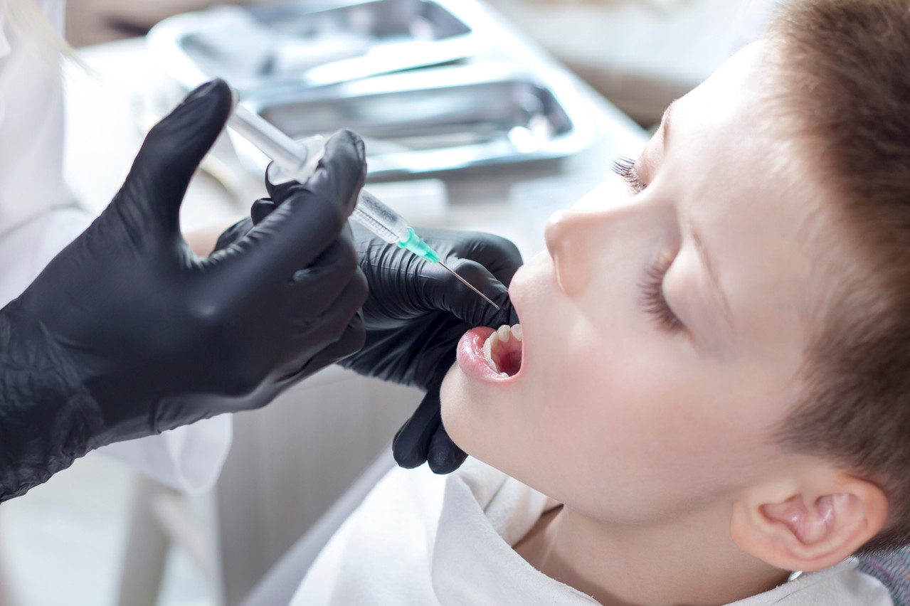 Pour certains enfants, les soins dentaires doivent se dérouler sous anesthésie générale. Une pétition en demande le remboursement pour les moins de 8 ans. (Photo: Shutterstock)