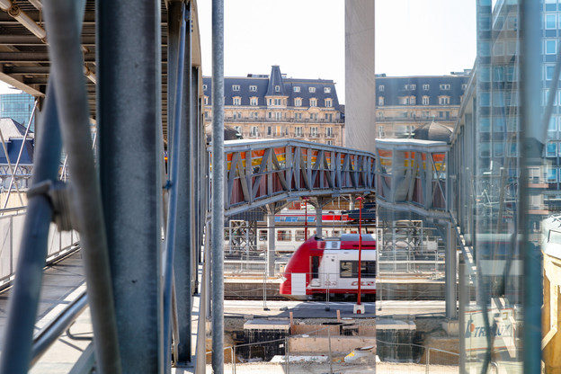 La passerelle reliant la gare de Luxembourg au quartier de Bonnevoie sera démontée l’été prochain et entièrement refaite. (Photo: Romain Gamba / Maison Moderne)