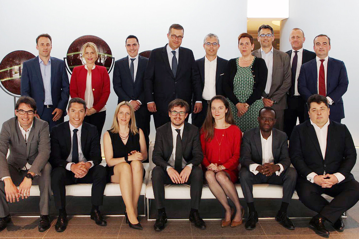 Quinze nouveaux partners et managing directors – qui entourent John Psaila, managing partner, au centre au deuxième rang – sont nommés ce vendredi au sein de Deloitte Luxembourg. (Photo: Deloitte Luxembourg)
