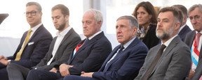 Le vice-Premier ministre François Bausch (déi Gréng) et le ministre de l’Économie Franz Fayot (LSAP) étaient présents sur le site pour cet anniversaire. (Photo: Guy Wolff/Maison Moderne)