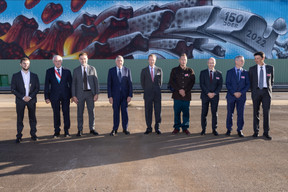 La photo officielle de cet anniversaire devant la fresque inaugurée à cette occasion. (Photo: Guy Wolff/Maison Moderne)