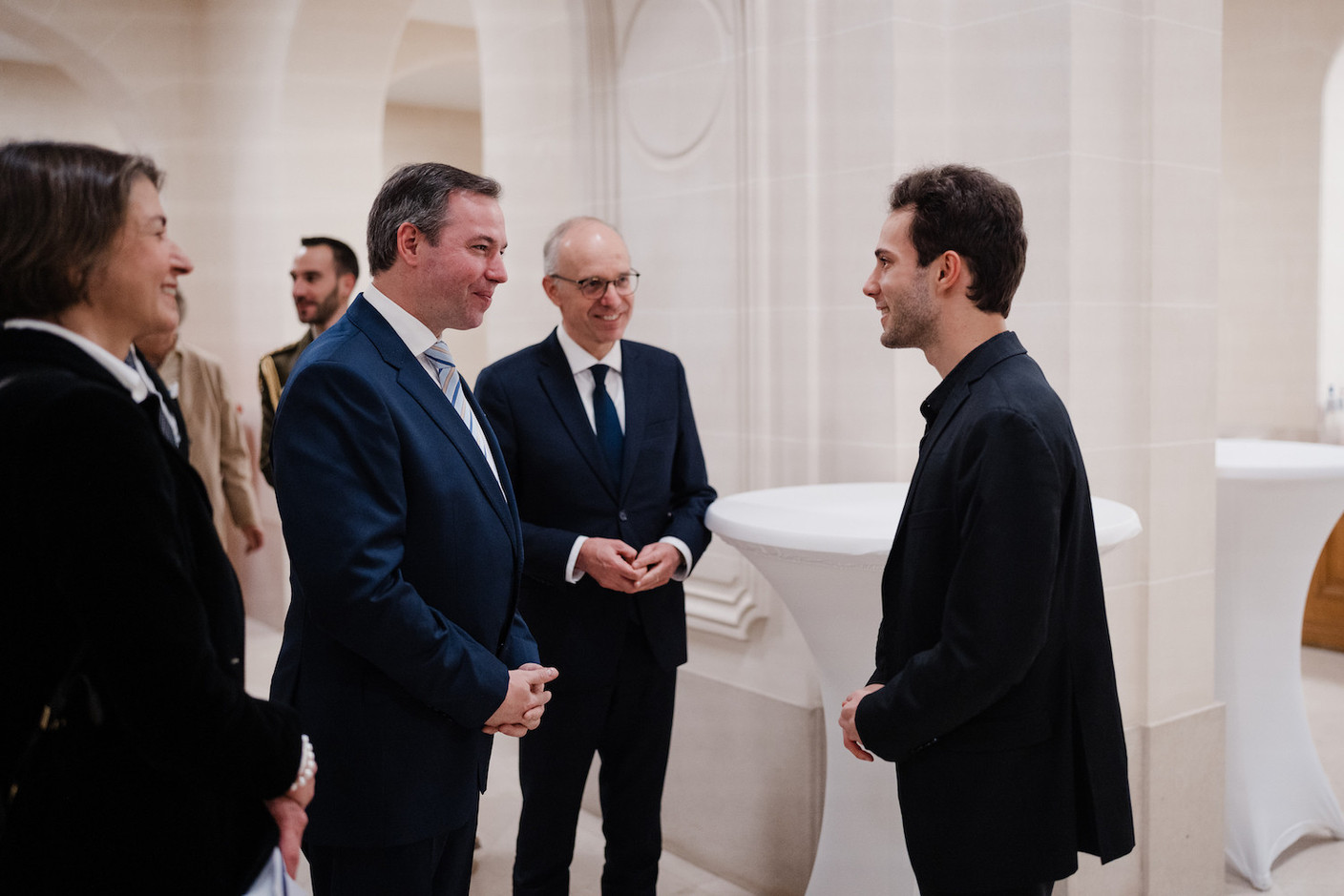 Cyprien Keiser face au Grand-Duc héritier Guillaume et au Premier ministre, Luc Frieden. (Photo: Marion Dessard/Fondation de Luxembourg)