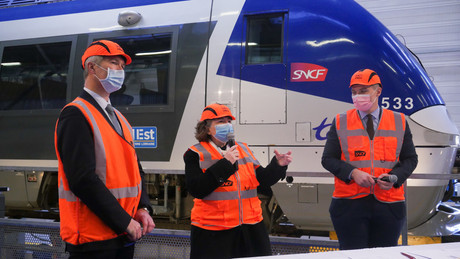Le vice-président de la Région Grand Est, David Valence (à droite), et les représentants de la SNCF, Stéphanie Dommange et Xavier Ouin, ont signé un contrat pour la rénovation de 70% du parc TER de la Région Grand Est. (Photo: Technicentre de Bisheim / SNCF)