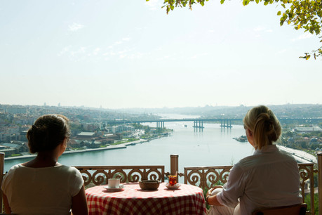 Les terrasses rouvrent le 7 avril? Vous êtes chaud pour booker LE spot qui va bien? Paperjam Foodzilla vous aide avec une liste bien étoffée de chouettes terrasses dans la capitale, selon vos envies. (Photo: Hackenberg-Photo-Cologne / Alamy Stock Photo)