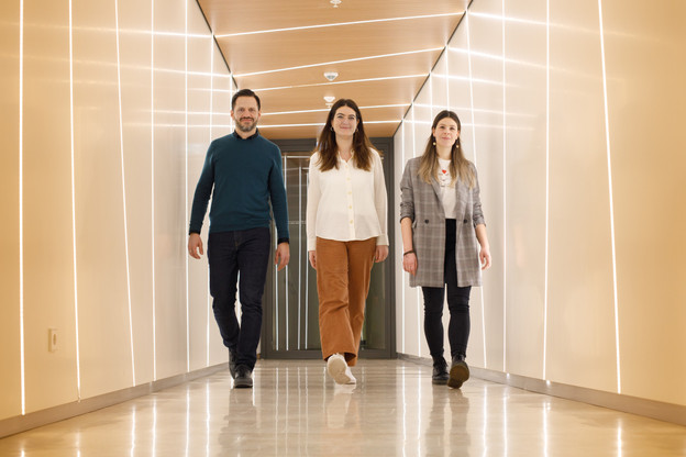 Le trio composé par Daniel Nepgen, Lynn Warken et Melody Hansen, à la tête de la nouvelle version du Journal. (Photo: Matic Zorman / Maison Moderne)