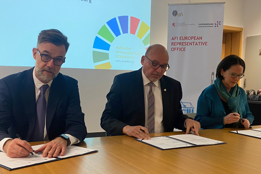 The development cooperation and humanitarian affairs minister, Franz Fayot (on left), and finance minister, Yuriko Backes, along with the director of the Alliance for Financial Inclusion, Alfred Hannig (centre), signing two new partnerships, 27 March 2023. Photo: Maison Moderne