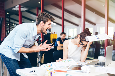 Des tâches dénuées de sens et les critiques permanentes au travail minent le quotidien des salariés. (Photo: Shutterstock)