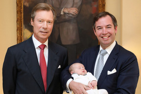 Trois générations réunies sur une photo: le Grand-Duc Henri aux côtés de son fils aîné, le Grand-Duc héritier Guillaume, et de son petit-fils, le Prince Charles, né le 10 mai dernier. (Photo: Cour grand-ducale/Sophie Margue)