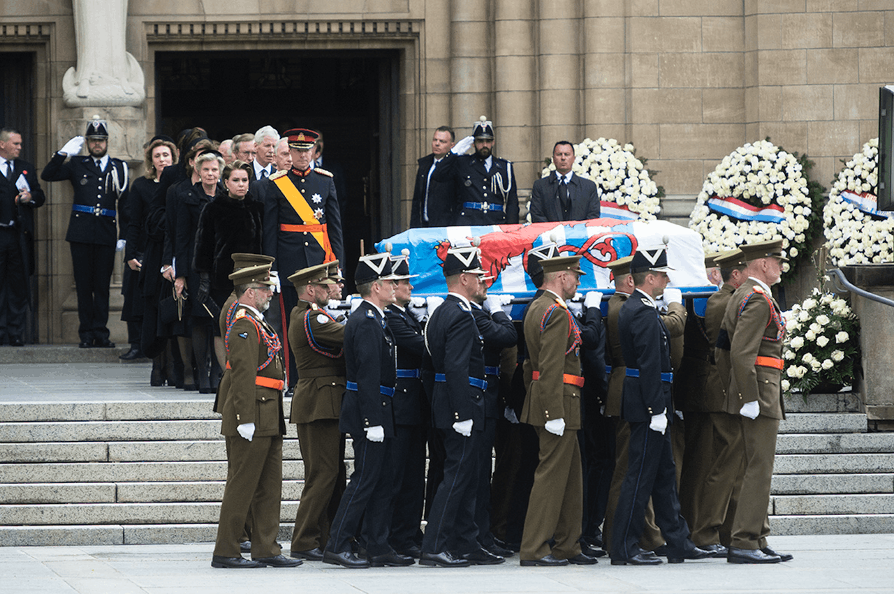 Le cercueil du Grand-Duc Jean était suivi par le Grand-Duc et la Grande-Duchesse. (Photo: Anthony Dehez/Archives Maison Moderne)