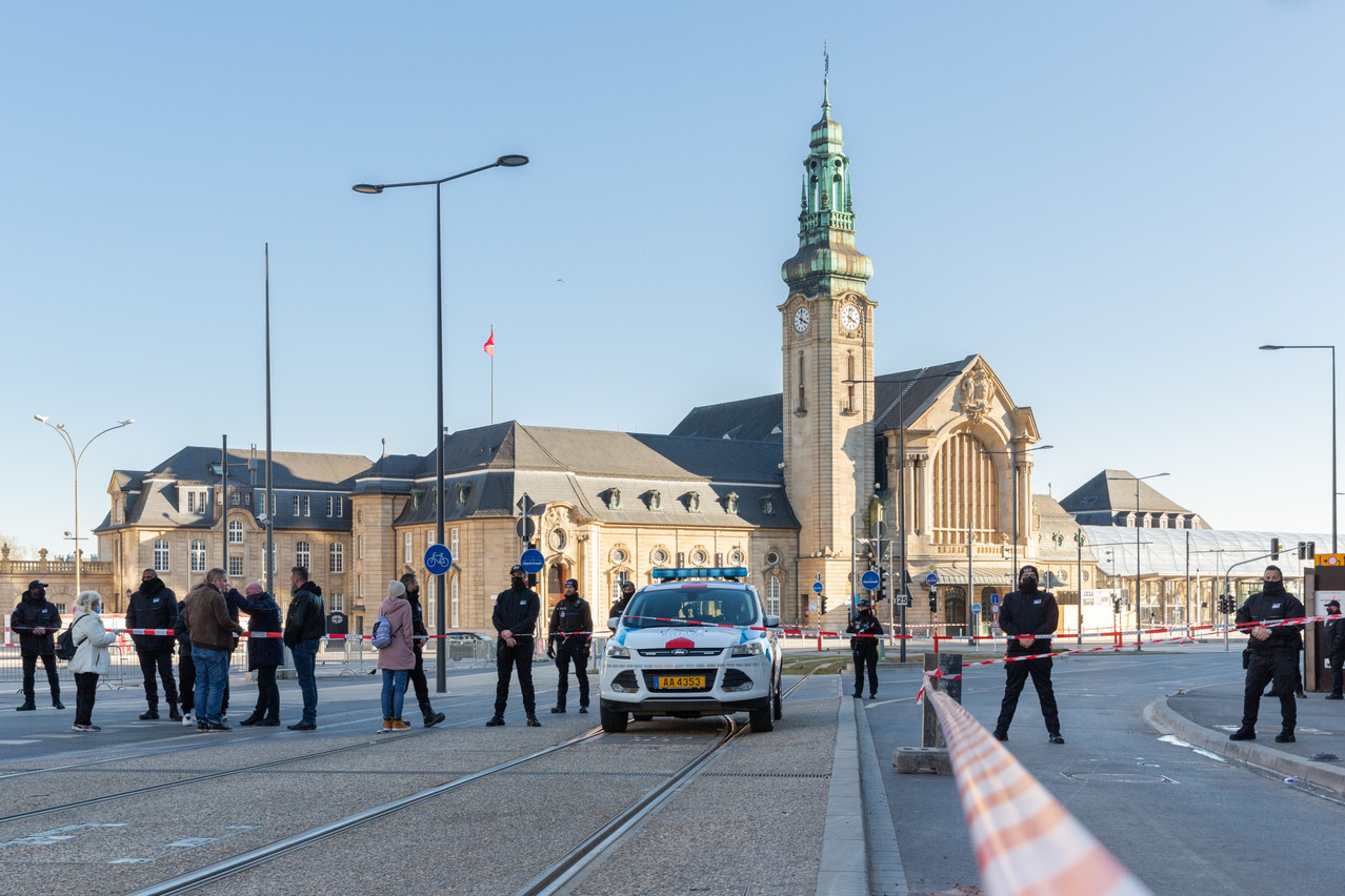 Neutralised area at the railway station: people are evacuated and safety barriers are installed around the area and the roads. Romain Gamba/Maison Moderne