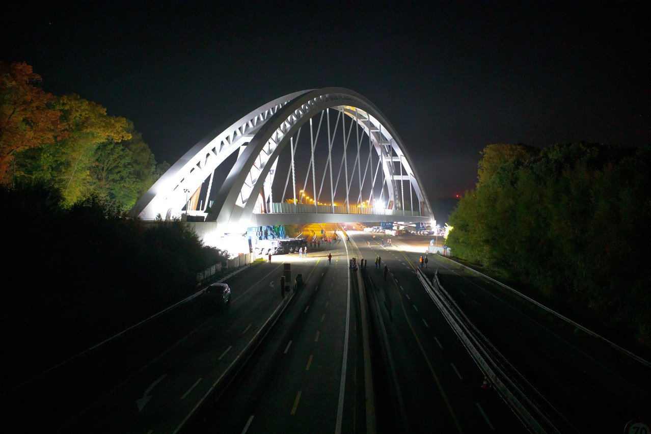 More than 5,800 tonnes in motion over the A3 motorway. Photo: Matic Zorman/Maison Moderne