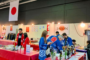 Sake and edamame were available at the Japan stand during the Bazar International, 24 November 2023. Photo: Lydia Linna/Maison Moderne