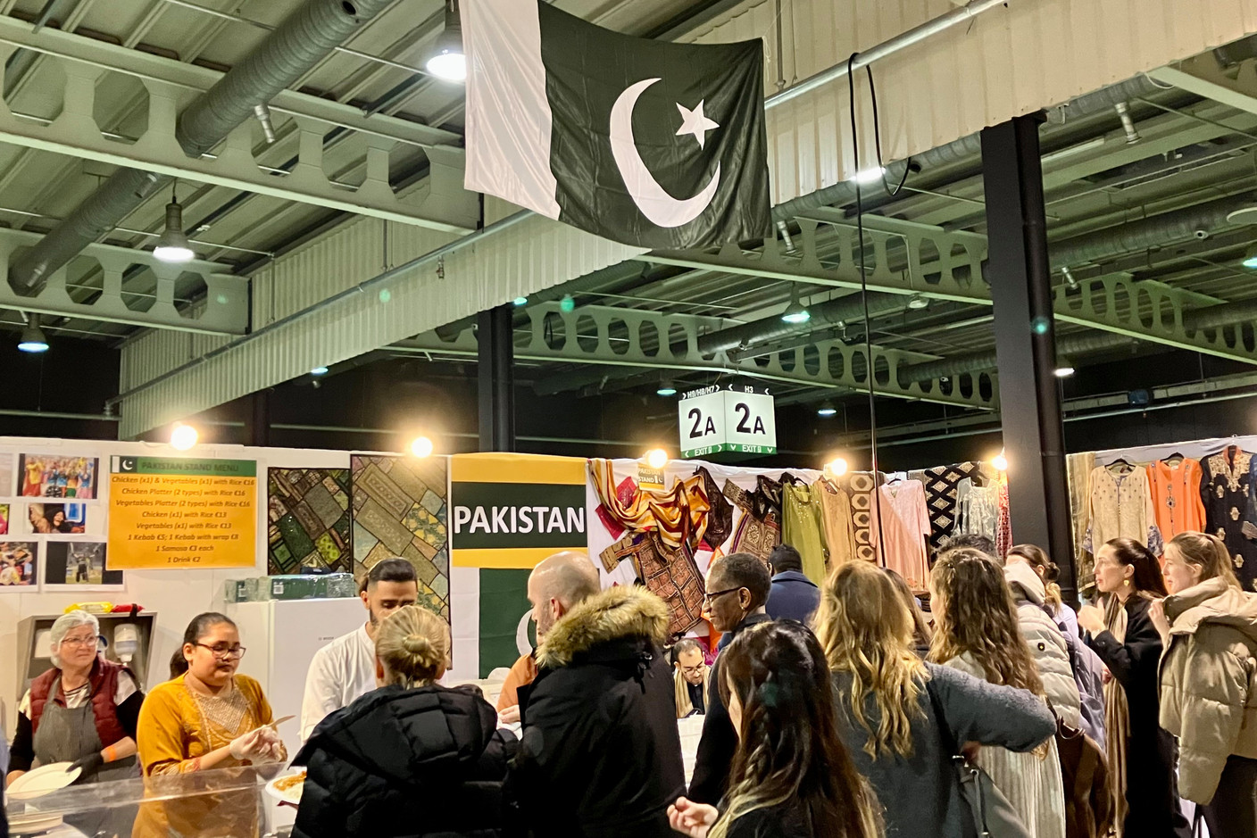 The menu at the Pakistan stand included chicken and vegetable platters, kebab and samosas. Photo: Lydia Linna/Maison Moderne