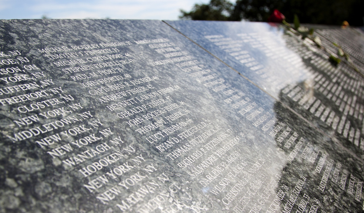 Un mur de granit commémoratif du 11 Septembre sur lequel sont gravés des noms à l’intérieur d’Eagle Rock Reservation, à West Orange, dans le New Jersey, rend hommage aux victimes des attaques terroristes de 2001, vu en 2012. (Photo: Glynnis Jones/Shutterstock)